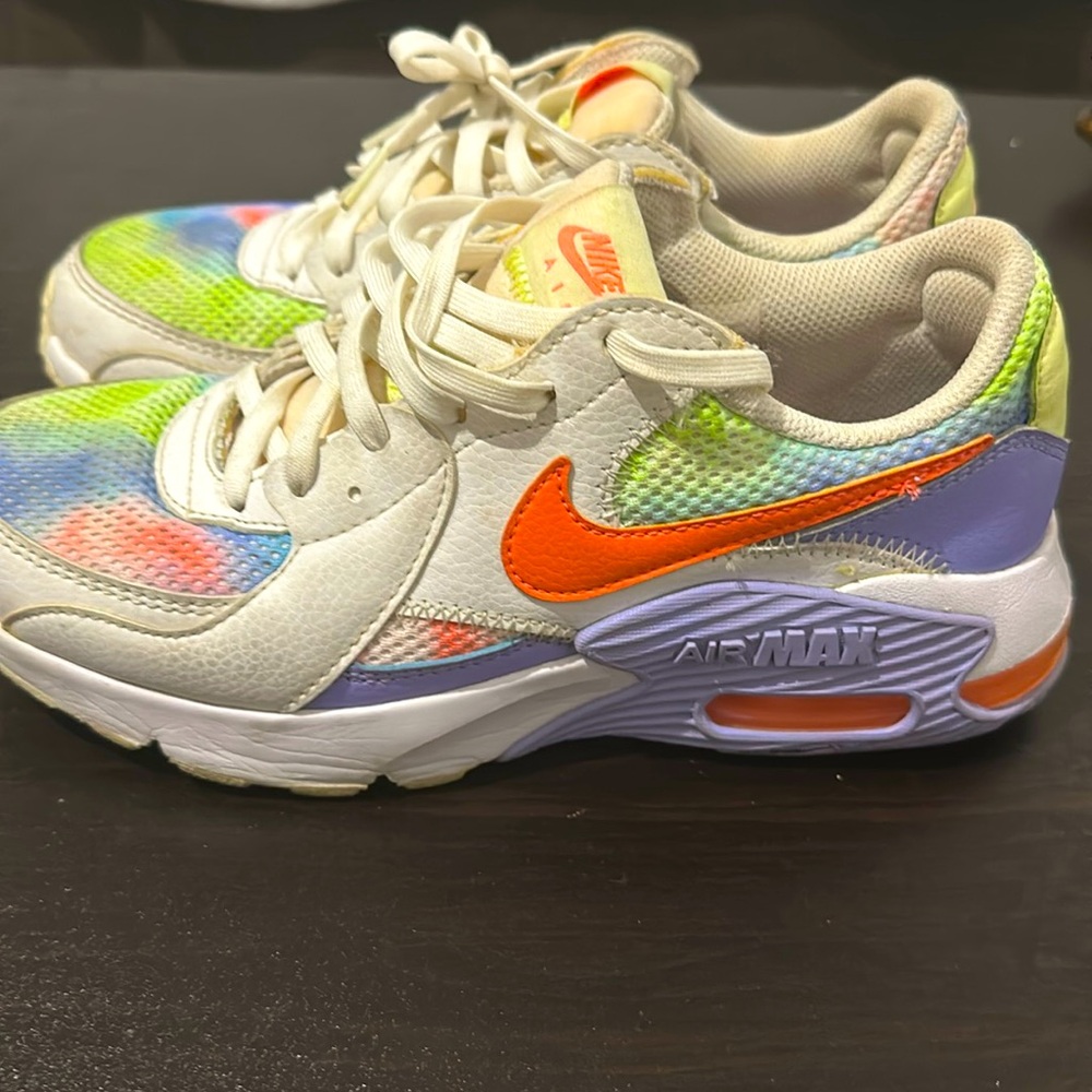 Nike Air  Max  shows Wmns excee purple size 6.5 used , in a very good condition
